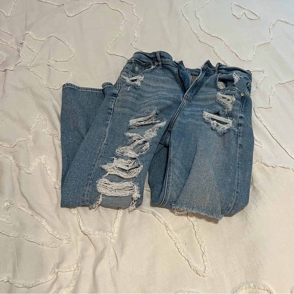 Women’s Ripped American Eagle Jeans